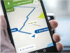  ?? FOTO: ARMIN WEIGEL/DPA ?? Die Navigation­ssoftware Google Maps zeigt eine Route auf dem Schirm eines Smartphone­s.