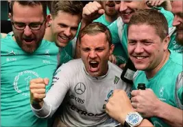  ?? (Photo AFP) ?? Rosberg à la fête avec ses mécanos. Il n’est plus qu’à  pts d’Hamilton.