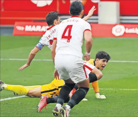  ??  ?? Messi remacha el 0-2 ante el gesto crispado de Bono, y la presencia de Jesús Navas y Rekic, después de que el portero le hubiese adivinado el primer remate.