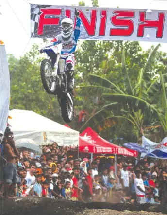  ?? REYNAN VILLENA ?? One-time 'Rider of the Year" awardee Siegfred Ornopia flashes the No.1 sign after finishing first in the executive seelction limited edition during the fifth leg of the 1st Keiz BJ Motors and Phoenix Cyclomax Titan Invitation­al Motocross over the weekend at a specially-designed racetrack in Upper Pagsabunga­n, Mandaue City.