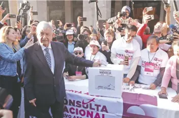  ??  ?? El presidente electo, Andrés Manuel López Obrador, no marcó ninguna de las dos propuestas sobre el nuevo aeropuerto, sólo dobló la boleta y la metió en la urna.