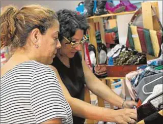  ??  ?? Sara y Cristina suelen quedarse en la tienda para atender a los clientes