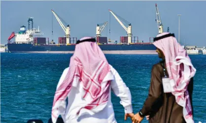 ?? Photograph: Giuseppe Cacace/AFP via Getty Images ?? According to JP Morgan, a conflict that blocks the Strait of Hormuz for six months could driveup oil prices by 126%.