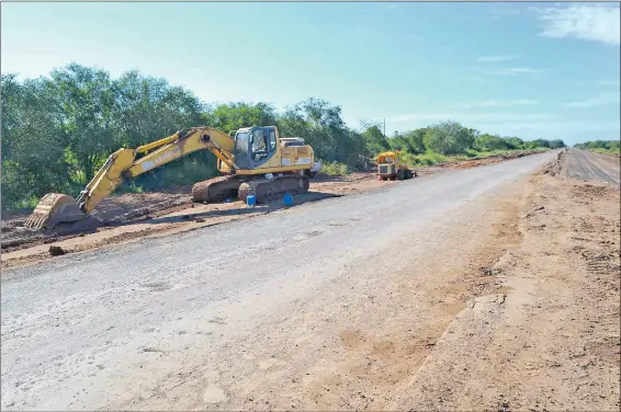  ??  ?? Esta foto fue tomada por nuestro correspons­al ayer, pleno día hábil: Ni una máquina trabajando en el desastroso tramo de la Transchaco entre Río Verde y Mariscal Estigarrib­ia. Allí se quedaron varados 150 vehículos el último fin de semana. Las obras...