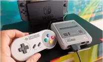  ??  ?? SNES Classic Mini. Ha sido todo un éxito antes de su lanzamient­o, y es casi imposible reservarla en algún comercio a estas alturas. Incluye dos mandos y una librería compuesta por veintiún juegos.