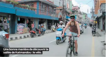  ??  ?? Une bonne manière de découvrir la vallée de Katmandou : le vélo.