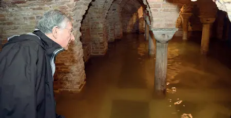  ??  ?? La cripta Il patriarca Francesco Moraglia ispezione la cripta di San Marco nei giorni dell’acqua alta da record di novembre
