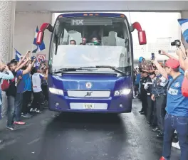  ??  ?? Un caos provocó el club celeste en su arribo al aeropuerto capitalino, tras la obtención de la Copa MX; hasta hubo pasillo para el campeón.