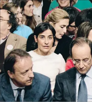  ??  ?? Hollande y, dos filas detrás, Gayet, agachada, en una convención del Partido So ocialista en 2011, una de las pocas ocasiones en las que se les ha retratado juntos