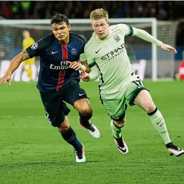  ??  ?? A De-light to watch: Manchester City’s Kevin De Bruyne trying to outsprint paris St Germain’s Thiago Silva in the Champions league quarter-final first-leg match in paris on Wednesday. right: City coach Manuel pellegrini applauding after De Bruyne...