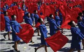  ?? FOTO: TT/AP/
NG HAN GUAN ?? Dansare firade diktaturen Nordkoreas 70-årsdag i går.