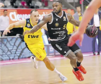  ?? BILD: Imago ?? Lief hinterher: Oldenburgs Karsten Tadda gegen den Ex-Baskets-Profi Bryon Allen