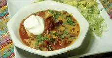  ?? Tribune News Service ?? ■ Mexican Chicken Chili and Tortilla Salad, perfect for Super Bowl Sunday.