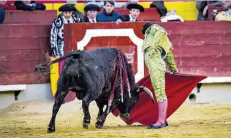  ?? ?? Pablo Vedri, todo voluntad, tratando de alargar la embestida de su oponente.