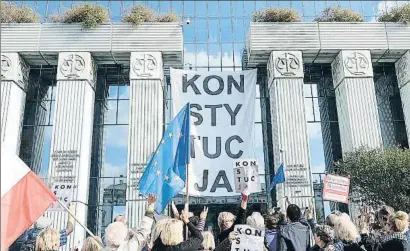  ?? CZAREK SOKOLOWSKI / AP ?? Protesta en Varsovia contra la reforma judicial ante el edificio de los tribunales, la semana pasada