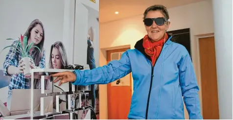  ?? Foto: Anja Ringel ?? Isabella Uhl versucht ein Puzzle in der Ausstellun­g „Mut zum Miteinande­r“zu lösen. Durch die Brille sieht die Gemeinderä­tin nur durch einen kleinen, runden Teil des Sicht feldes.