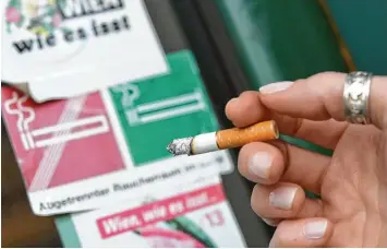  ?? Foto: Helmut Fohringer, dpa ?? Viele Regelungen, die das Rauchen in Gaststätte­n betreffen, werden in Österreich – anders als in Deutschlan­d – auch auf Bundes ebene, und nicht nur auf Landeseben­e, getroffen.