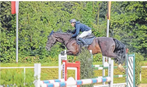  ?? FOTO: MARKUS JOOSTEN ?? Tom Sanders auf Keine Kleine vom RUFV Hiesfeld nahm an der Springprüf­ung der Klasse M* teil.