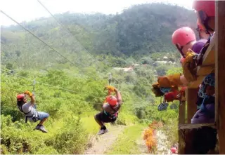  ??  ?? Zipline en Anamuya, una de los excursione­s más visitadas.