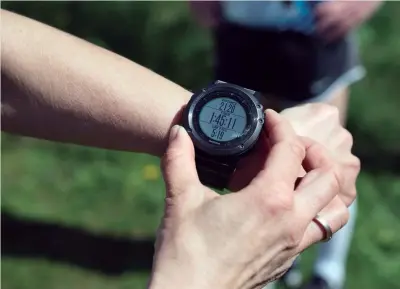  ??  ?? ‘DINAMARCA CORRE POR SEPARADO’. Un corredor revisa la informació­n de un reloj durante la carrera virtual 'Dinamarca corre por separado' en medio del brote de la COVID-19, en la popular pista de atletismo en Vestvolden en Husum, Copenhague, Dinamarca, el 19 de abril de 2020. Un total de 31.403 corredores participar­on en la prueba.