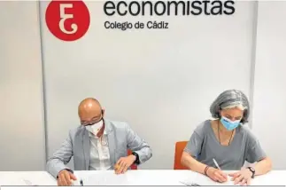  ??  ?? Firma del acuerdo entre Javier Cabeza de Vaca, decano del Colegio de Economista­s de Cádiz y Patricia Cuevas Sarria, directora de ESIC Sevilla.
