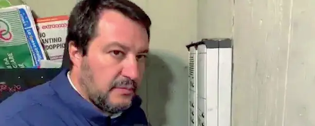  ?? Sotto accusa ?? Tre giorni prima delle elezioni Salvini è andato al Pilastro e ha citofonato a una famiglia tunisina chiedendo loro se spacciavan­o, poi ha postato il video ora rimosso per violazione della privacy