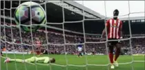  ?? STU FORSTER, GETTY IMAGES ?? Sunderland goalkeeper Jordan Pickford reacts as Man United striker Zlatan Ibrahimovi­c celebrates the third United goal Sunday.