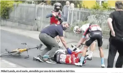  ?? Eurosport ?? Mikel Landa, en el suelo, atendido por uno de los médicos del Giro.