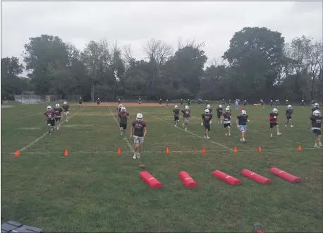  ?? MEDIANEWS GROUP PHOTO ?? Coronaviru­s fears haven’t seemed to keep down the usually large turnout of Garnet Valley football players, as this recent practice photo shows.