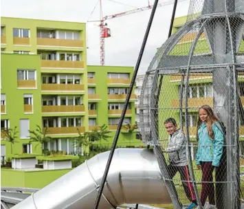  ?? Foto: Alexander Kaya ?? In vielen Städten ist der Platz knapp, auf dem Kinder noch spielen können. In Wohngebiet­en sind Spielplätz­e vorgeschri­eben. Doch ein Wissenscha­ftler sagt, dass den Kleinen trotzdem der Platz zum Toben fehlt.