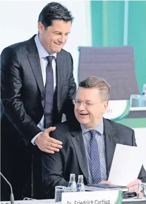  ?? FOTO: IMAGO ?? Vertraute Rivalen auf der großen FußballBüh­ne: DFL-Geschäftsf­ührer Christian Seifert (hinten) begrüßt auf dem Bundestag des Verbandes DFB-Chef Reinhard Grindel.