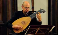  ??  ?? Virtuoso Il liutista Franco Pavan oggi dal vivo in tre concerti