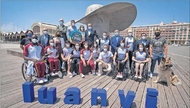  ??  ?? Los atletas paralímpic­os que participar­on en el acto de presentaci­ón de las equipacion­es posaron en el puerto de Valencia junto a la escultura ‘La Pamela’ de Manolo Valdés.