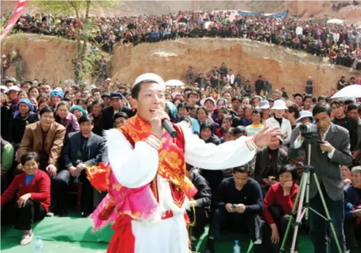  ??  ?? A singer performing Hua’er