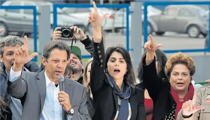  ?? AFP ?? Candidato. Fernando Haddad junto a su vice Manuela D’Avila y la ex presidente Dilma Rousseff formando la “L” de Lula con las manos tras la proclamaci­ón de candidatur­as del PT.