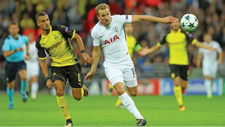  ??  ?? Harry Kane (right) of Tottenham Hotspurs on attack during the English Premier League clash against Chelsea at BT Stadium in United Kingdom on November 24, 2018. Photo: Daily Online