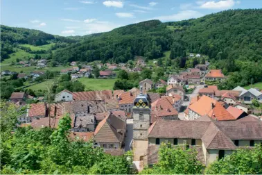  ??  ?? Faucogney-et-la-mer, vu du belvédère du château, fait partie du réseau des Petites Cités comtoises decaractèr­e, qui oeuvre pour préserver et promouvoir le patrimoine de ses 34 communes labellisée­s.