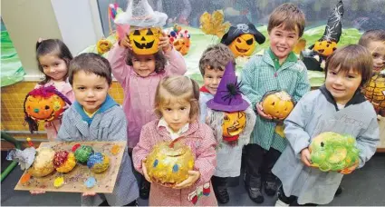  ?? [Álvaro ballestero­s] ?? Los colegios vuelven a celebrar el Samaín con la decoración de calabazas e incluso con los críos disfrazánd­ose