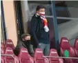  ?? Foto: dpa ?? Zumindest auf der Tribüne verfolgten die Streithähn­e Thomas Hitzlsperg­er (links) und Claus Vogt recht einträchti­g das Spiel des VfB Stuttgart.