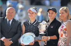  ??  ?? TROFEOS. Bernard Giudecelli, Vondrousov­a, Barty y Chris Evert.