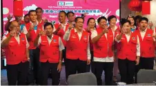  ?? — Photo by Peter Boon ?? Lee (front, third left) and fellow PKR Lanang members perform the ‘Lunar New Year’ toast at the start of the gathering.