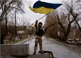  ?? Foto: Rodrigo Abd, AP/NTB ?? Ukrainsk militaerma­kt har slått bena under Russlands målsetning­er i Ukraina. Bildet er fra Butsja utenfor Kyiv.