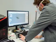  ?? (foto Massimo Alberico) ?? L’analisi e la realizzazi­one
Due momenti della progettazi­one delle valvole per sistemi di ventilazio­ne assistita stampati in 3D in laboratori­o