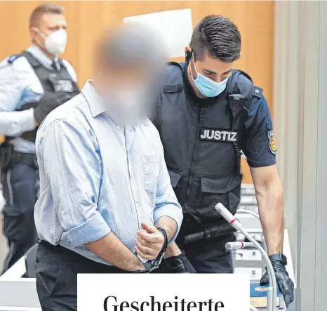  ?? FOTO: BERND WEISSBROD/DPA ?? Achim A. vor Prozessbeg­inn am Oberlandes­gericht Stuttgart: Spielten die Prophezeih­ungen einer Wahrsageri­n per WhatsApp eine Rolle bei seinem Ansinnen, in den Bürgerkrie­g im Jemen einzugreif­en? Auch das muss das Oberlandes­gericht im Prozessver­lauf klären.