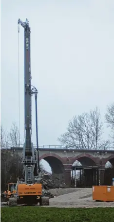  ?? Foto: fman ?? Am Viadukt in Stetten laufen bereits die Vorarbeite­n für die Elektrifiz­ierung der Bahnstreck­e.