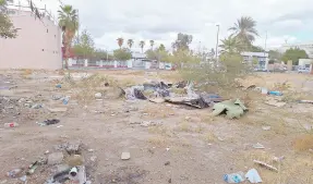  ?? ?? l El terreno se está convirtien­do poco a poco en un basurero clandestin­o, denuncian vecinos.