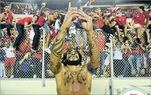  ?? RODRIGO ARANGUA / AFP ?? El jugador Gabriel Torres,
autor del gol de la victoria ante Costa Rica, celebra con su afición la clasificac­ión mundialist­a