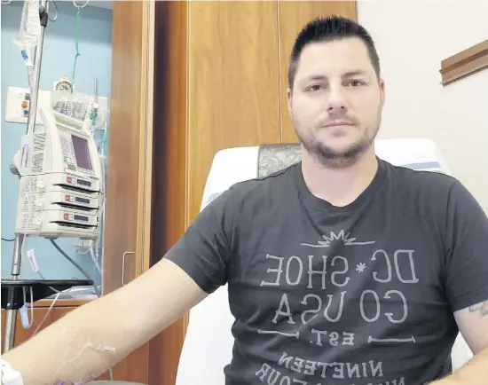  ?? PHOTO COURTOISIE ?? De sa chambre d’hôpital à Lévis, Sébastien Martineau, 41 ans, encourage ceux qui sont gravement atteints par la COVID-19 à prendre part à l’étude sur le plasma convalesce­nt, afin de développer un traitement performant plus rapidement.