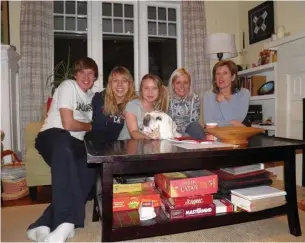  ?? ALEX NEWMAN PHOTOS ?? Brazilian internatio­nal student Lis Falkowski and her Canadian hosts gather for a family photo.