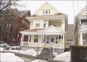  ?? Christian Abraham / Hearst Connecticu­t Media ?? An exterior view of Enterprise House, a halfway house on West Avenue in Bridgeport, in 2015.